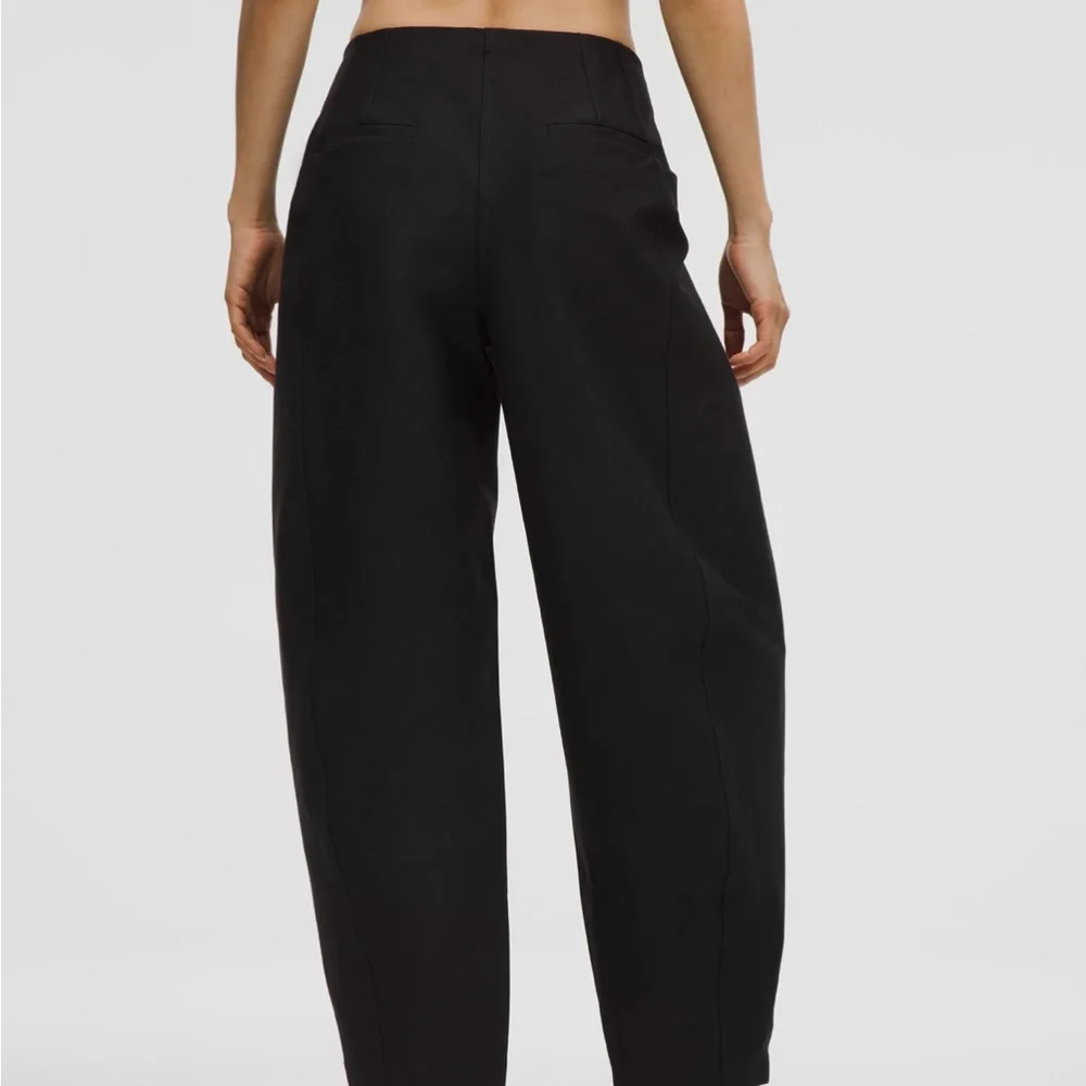 LULULEMON Utilitech Twill Mid-Rise Barrel-Leg Pant Black - Picture 2 of 7